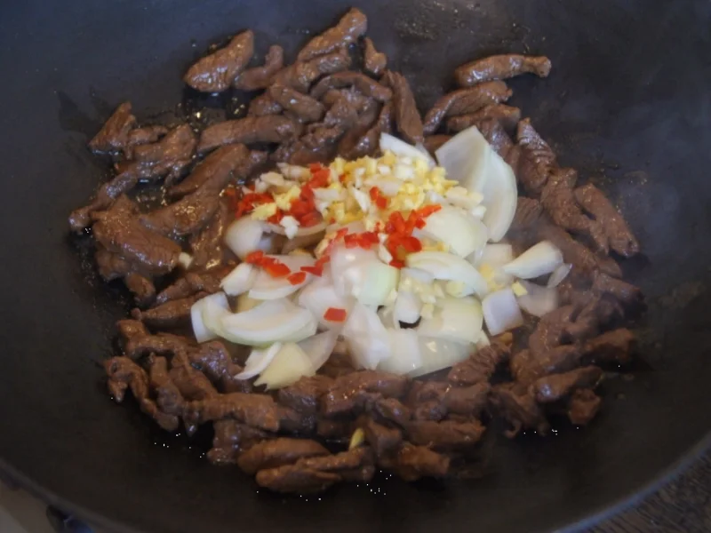 Rindfleisch mit Gemüse und Bandnudeln im Wok - Rezept - Bild Nr. 5237