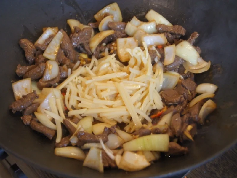 Rindfleisch mit Gemüse und Bandnudeln im Wok - Rezept - Bild Nr. 5238