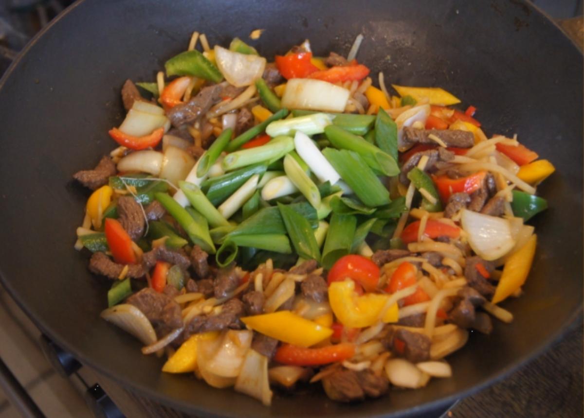 Rindfleisch mit Gemüse und Bandnudeln im Wok - Rezept - Bild Nr. 5240