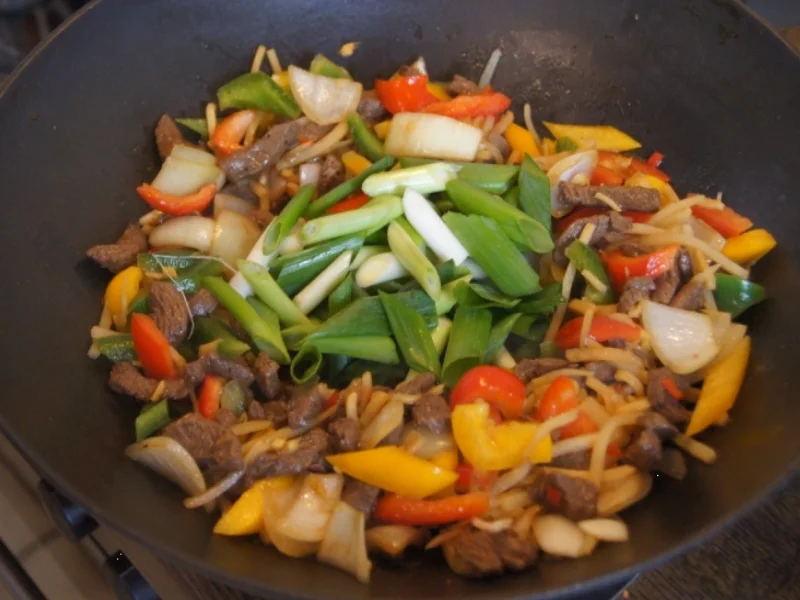 Rindfleisch mit Gemüse und Bandnudeln im Wok - Rezept - Bild Nr. 5240