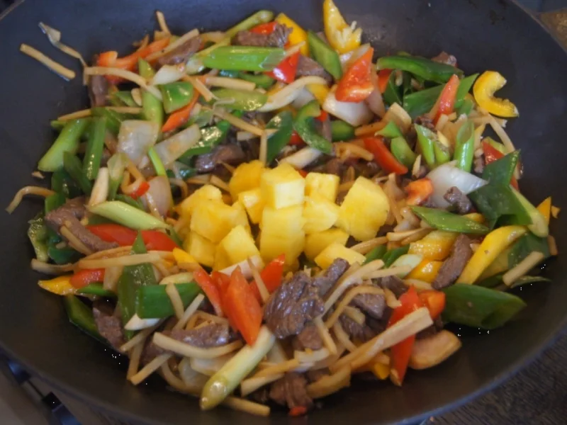 Rindfleisch mit Gemüse und Bandnudeln im Wok - Rezept - Bild Nr. 5241