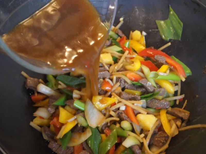 Rindfleisch mit Gemüse und Bandnudeln im Wok - Rezept - Bild Nr. 5242