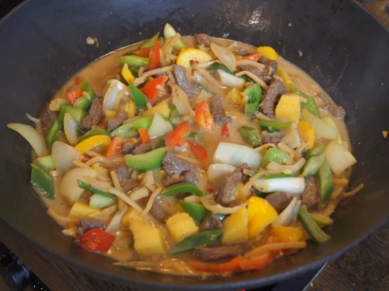 Rindfleisch mit Gemüse und Bandnudeln im Wok - Rezept - Bild Nr. 5244