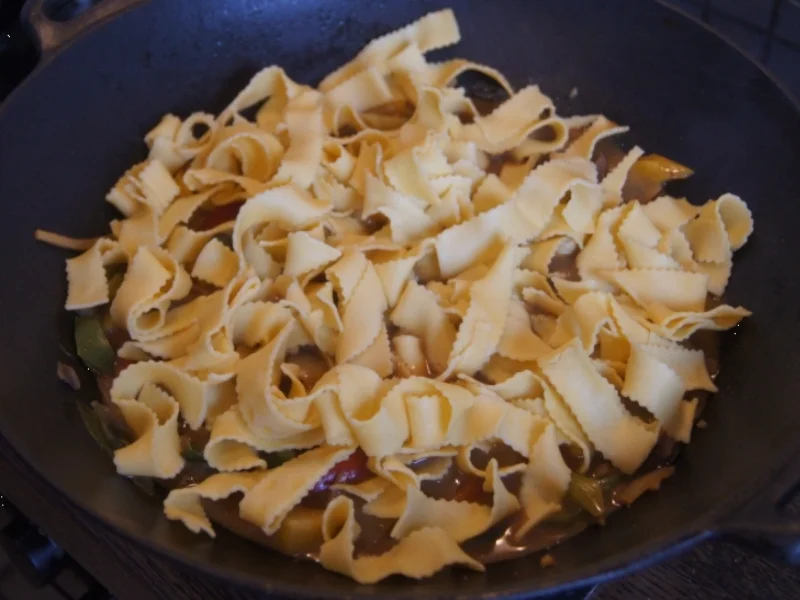 Rindfleisch mit Gemüse und Bandnudeln im Wok - Rezept - Bild Nr. 5246