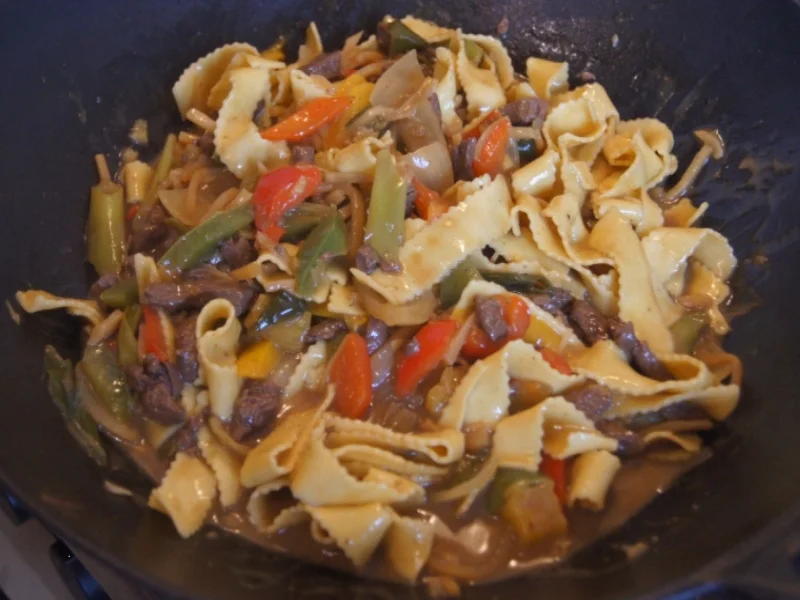 Rindfleisch mit Gemüse und Bandnudeln im Wok - Rezept - Bild Nr. 5247