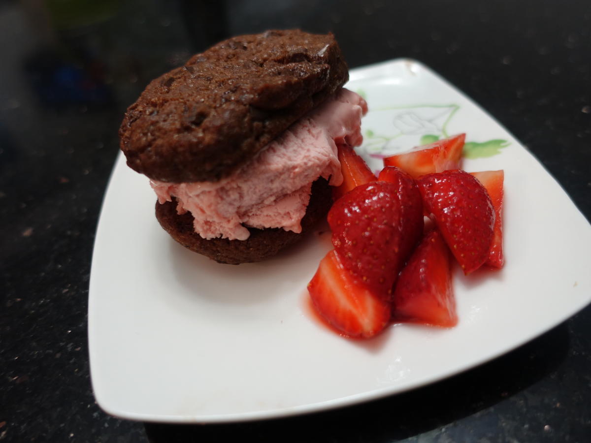 Erdbeer Eis Sandwich mit Erdbeeren - Rezept - kochbar.de