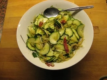 Pikanter Gurkensalat: - Rezept