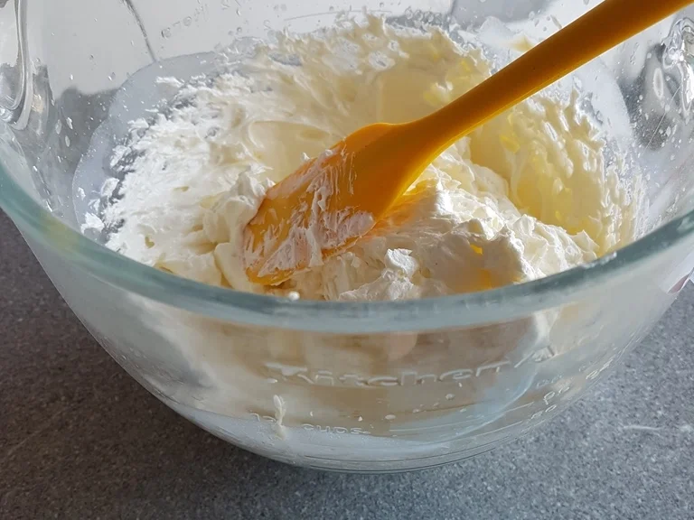 Vanille Buttercremetorte mit Feigenmus, Baiser und Karamelsosse - Rezept - Bild Nr. 5254