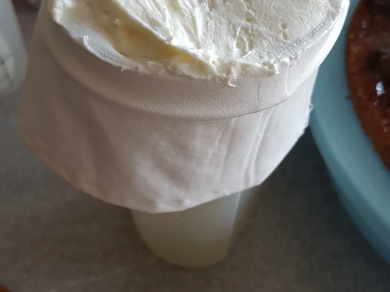 Vanille Buttercremetorte mit Feigenmus, Baiser und Karamelsosse - Rezept - Bild Nr. 5255