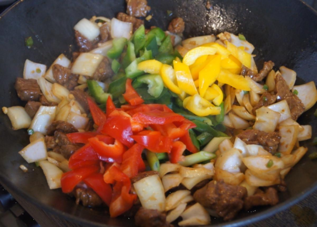 Gebratenes Rindfleisch mit Gemüse, Austernsauce und Jasmin-Reis - Rezept - Bild Nr. 5257