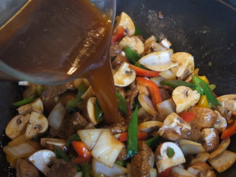 Gebratenes Rindfleisch mit Gemüse, Austernsauce und Jasmin-Reis - Rezept - Bild Nr. 5259