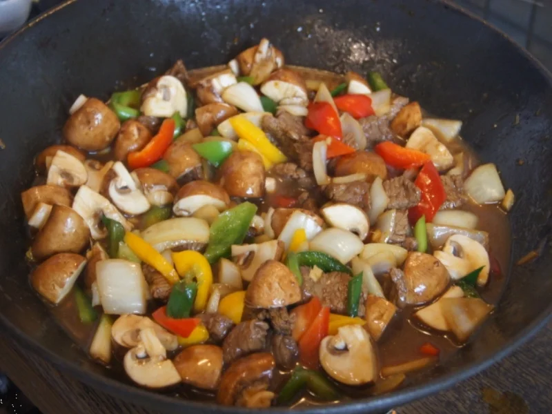 Gebratenes Rindfleisch mit Gemüse, Austernsauce und Jasmin-Reis - Rezept - Bild Nr. 5260