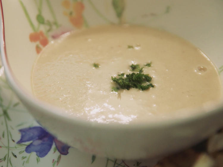 Schwarzwurzelsuppe mit Birne-Nuss-Crostini - Rezept - kochbar.de