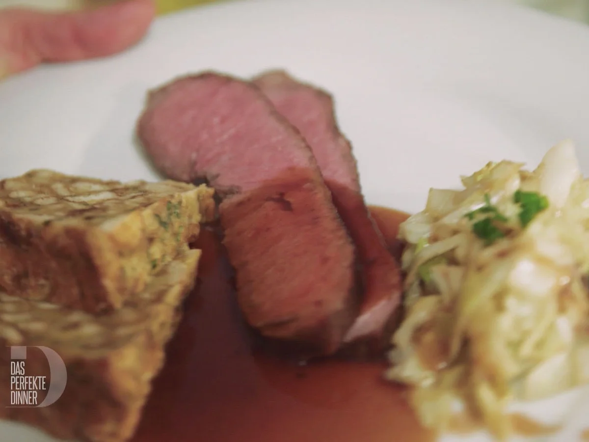 Roastbeef an Portweinsauce mit Brezenguglhupf und gebratenem Spitzkohlsalat - Rezept - Bild Nr. 2