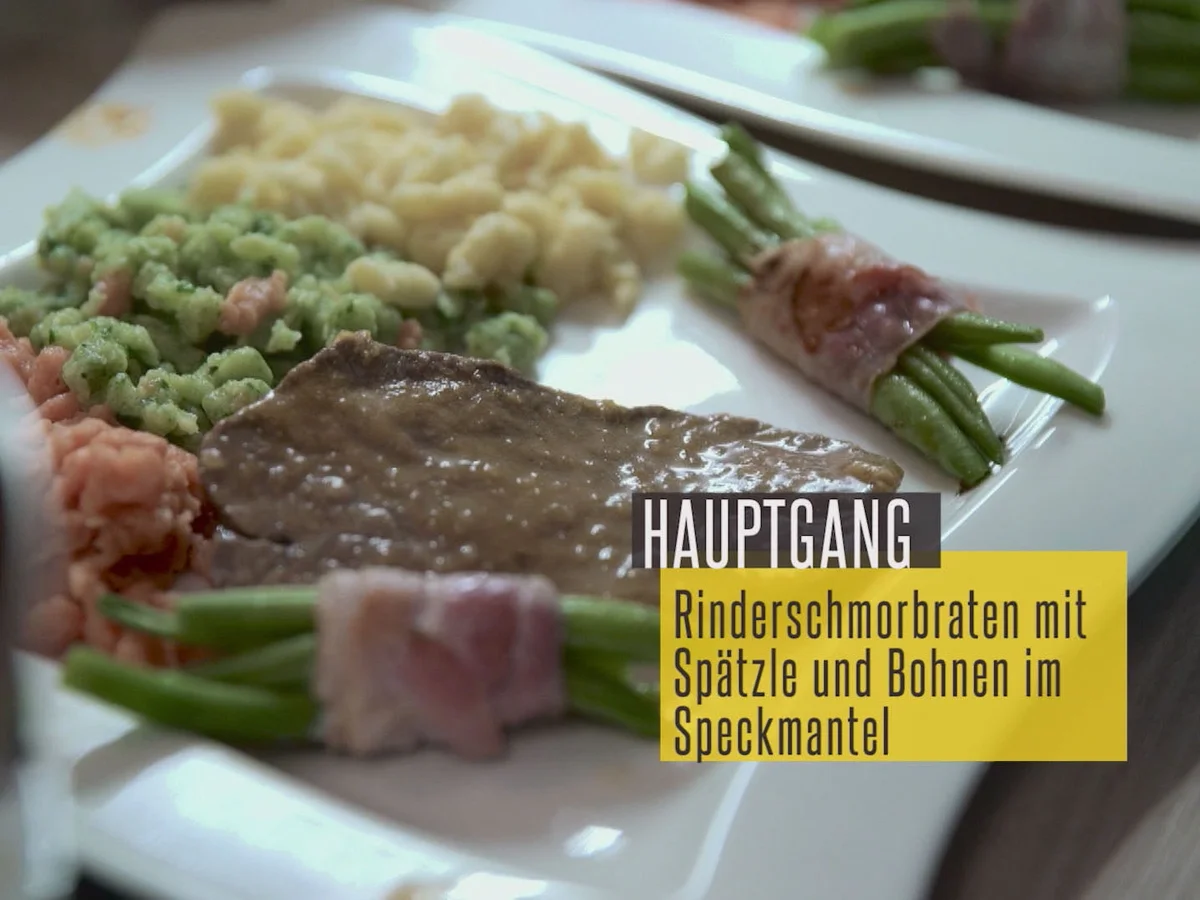 Klassischer Rinderschmorbraten mit dreifarbigen Spätzle und Bohnen im Speckmantel - Rezept - Bild Nr. 2
