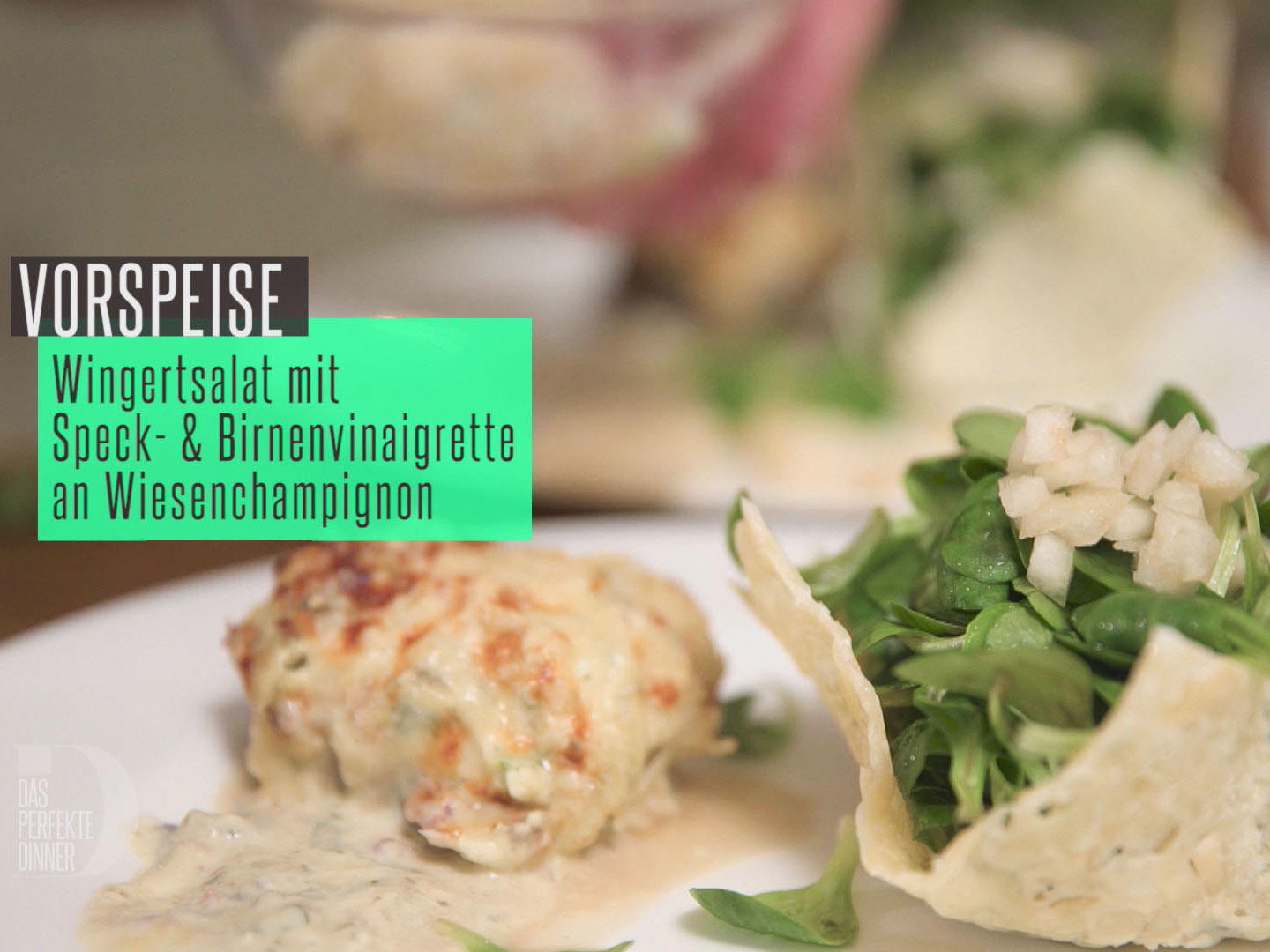 Bilder für Wingertsalat in der Parmesanhippe mit Himbeer- Walnussvinaigrette, Speck und Birnen - Rezept