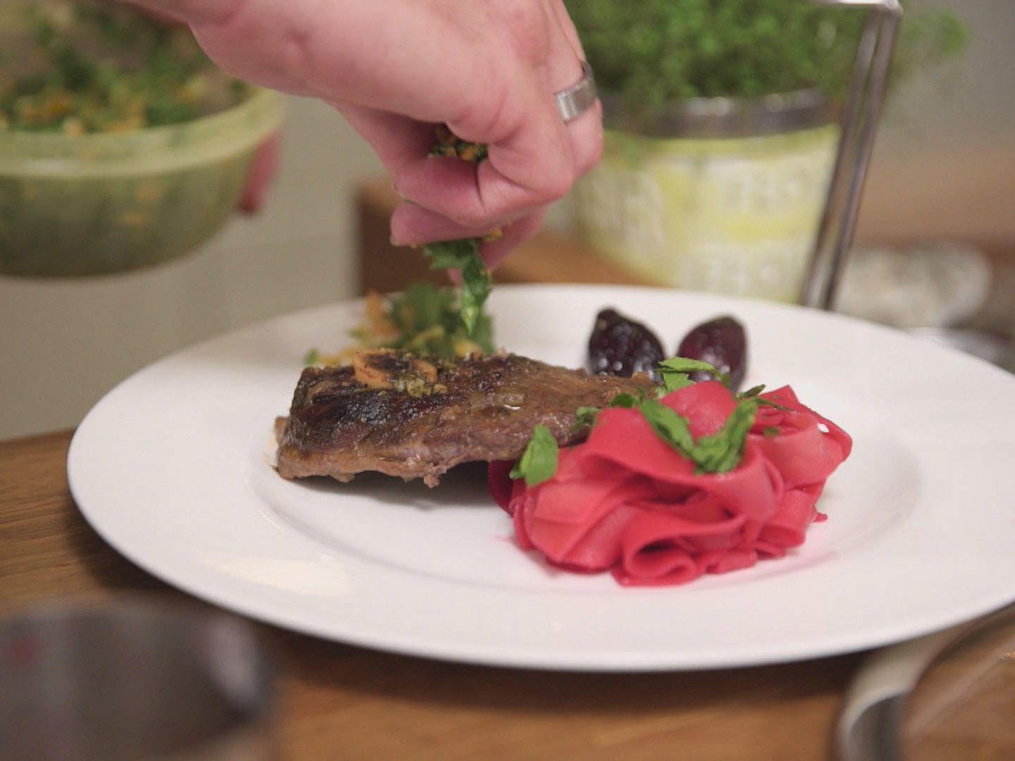 Bilder für Lamm-Ossobuco mit Gremolata an Rote Beete Pappardelle und Rotwein-Balsamico Schalotte - Rezept