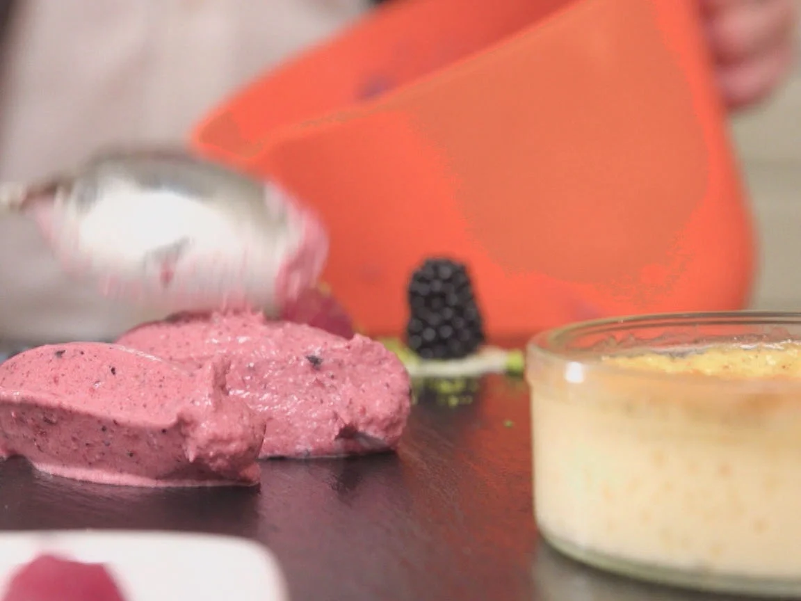 Crème Brûlée an geeistem Beerenmousse - Rezept - Bild Nr. 2