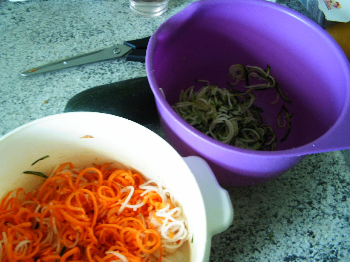 Gemüsespaghetti mit Lachs und einer Dill-Zitronen Soße - Rezept - Bild Nr. 5313