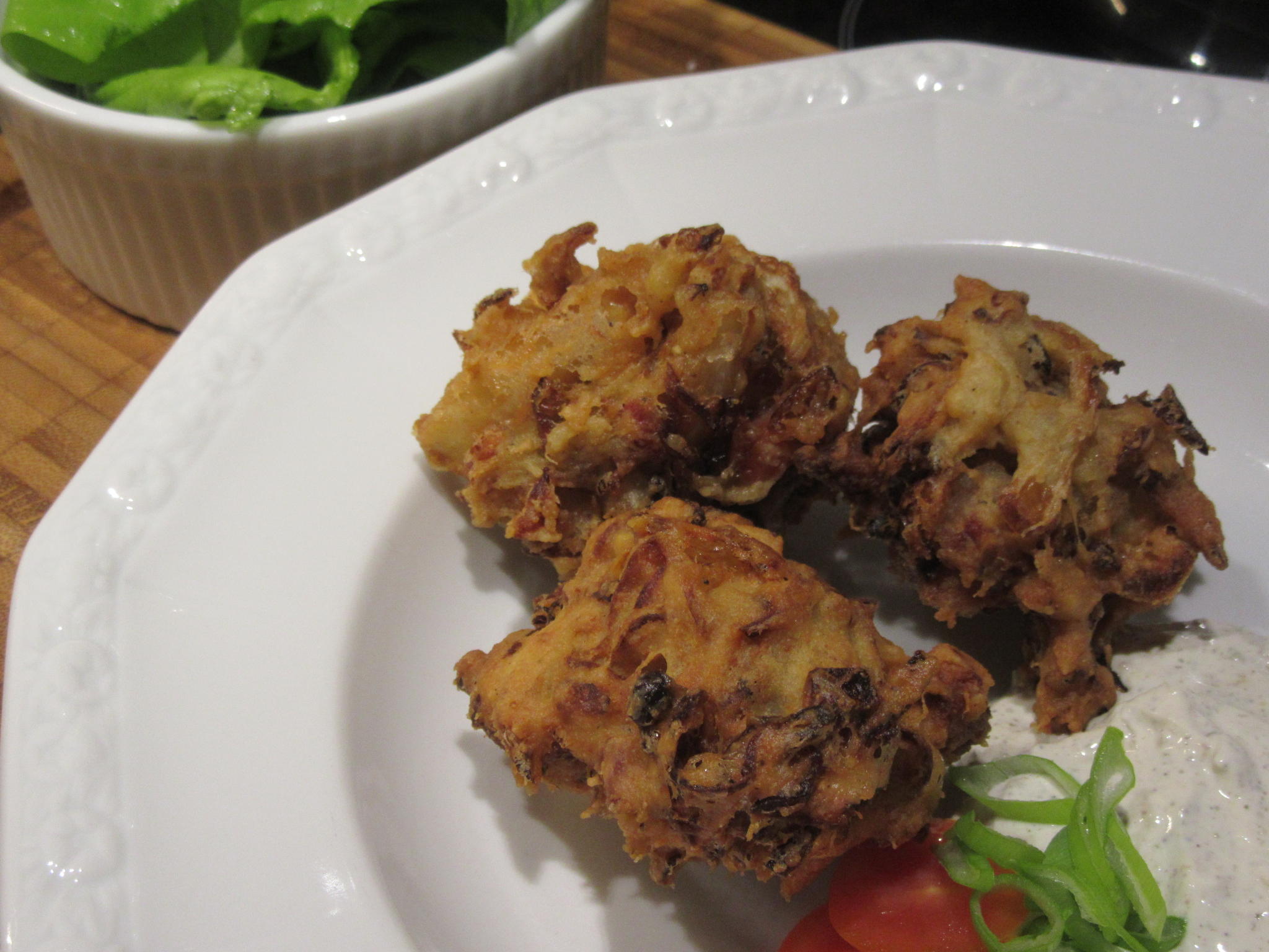 Bilder für Gemüse: Weißkrautkrapfen mit Knoblauch-Schmand-Dip - Rezept