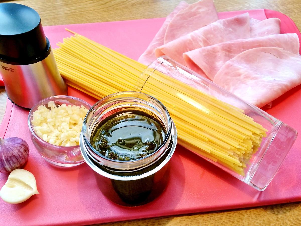 Knoblauch-Spaghetti mit Schinken und Pesto - Rezept - Bild Nr. 5325