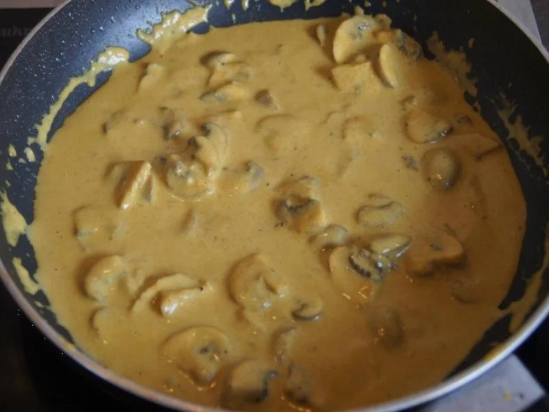 Kalbsschnitzel mit Champignon-Curry-Rahm-Sauce und Bandnudeln - Rezept - Bild Nr. 5357