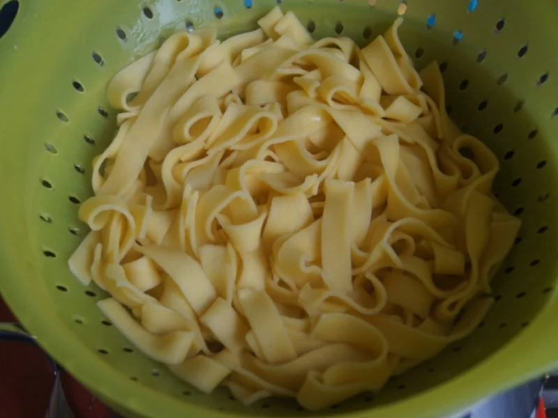 Kalbsschnitzel mit Champignon-Curry-Rahm-Sauce und Bandnudeln - Rezept - Bild Nr. 5358