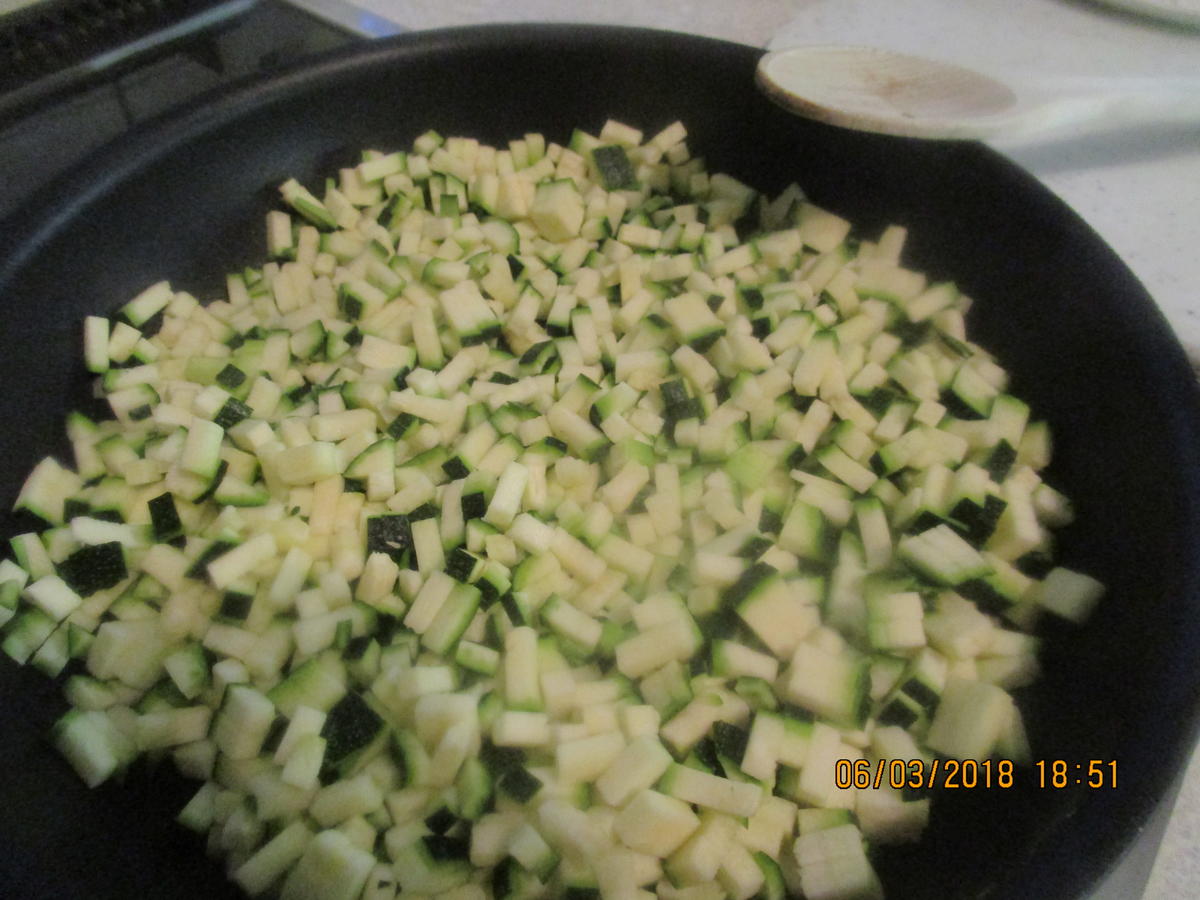 Steinbeißer Filet mit kalter Paprikasauce und Zucchinigemüse - Rezept - Bild Nr. 5380