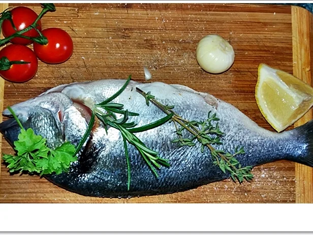 Gebackene Dorade aus dem Ofen, im Gemüsebett - Rezept - Bild Nr. 5359