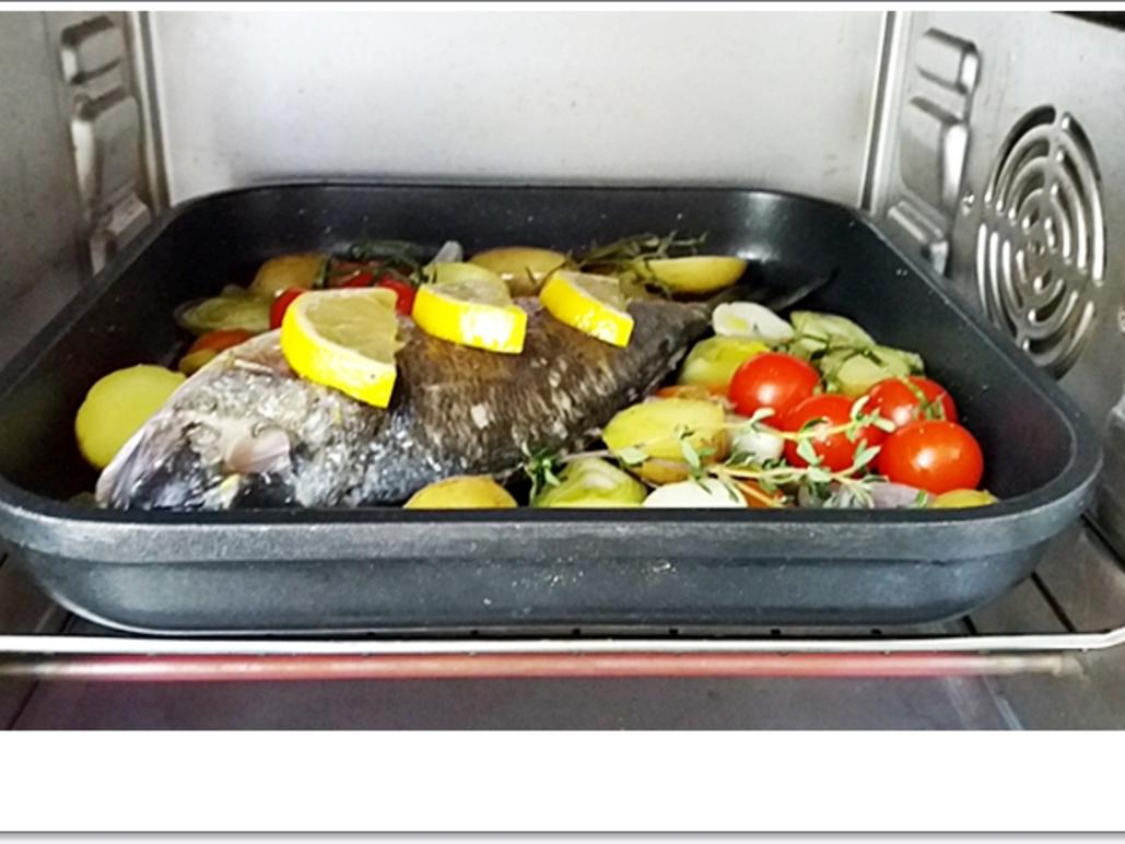 Gebackene Dorade aus dem Ofen, im Gemüsebett - Rezept - kochbar.de