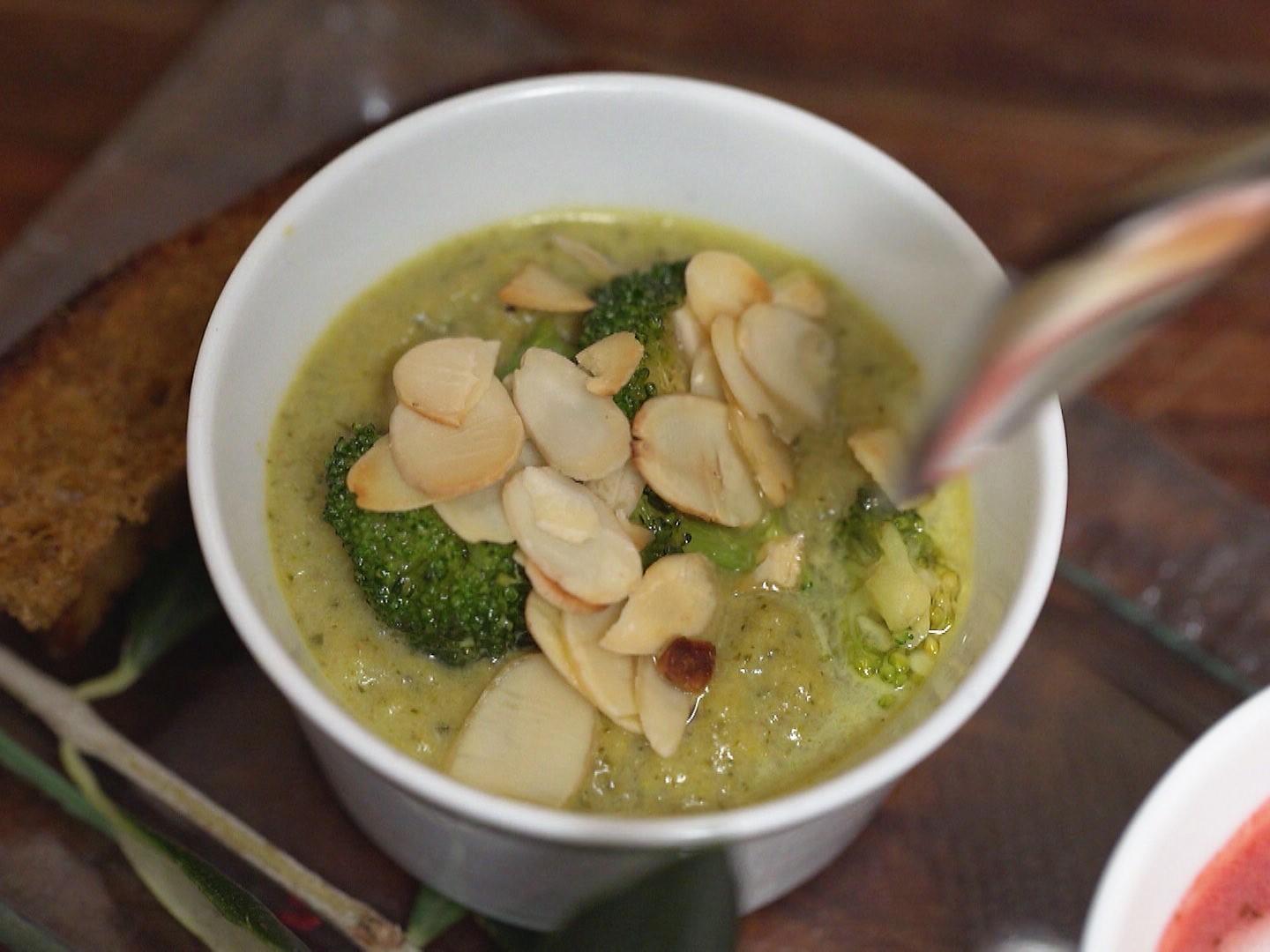 Suppentrilogie aus Brokkolicremesuppe, Curry-Zucchini-Suppe und
Rote-Bete-Orangen-Suppe - Rezept Von Einsendungen Das perfekte Dinner