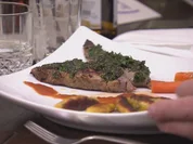 Lammfilet mit Kräuterkruste an Kräuterschupfnudeln und karamellisierten Karotten - Rezept - Bild Nr. 2