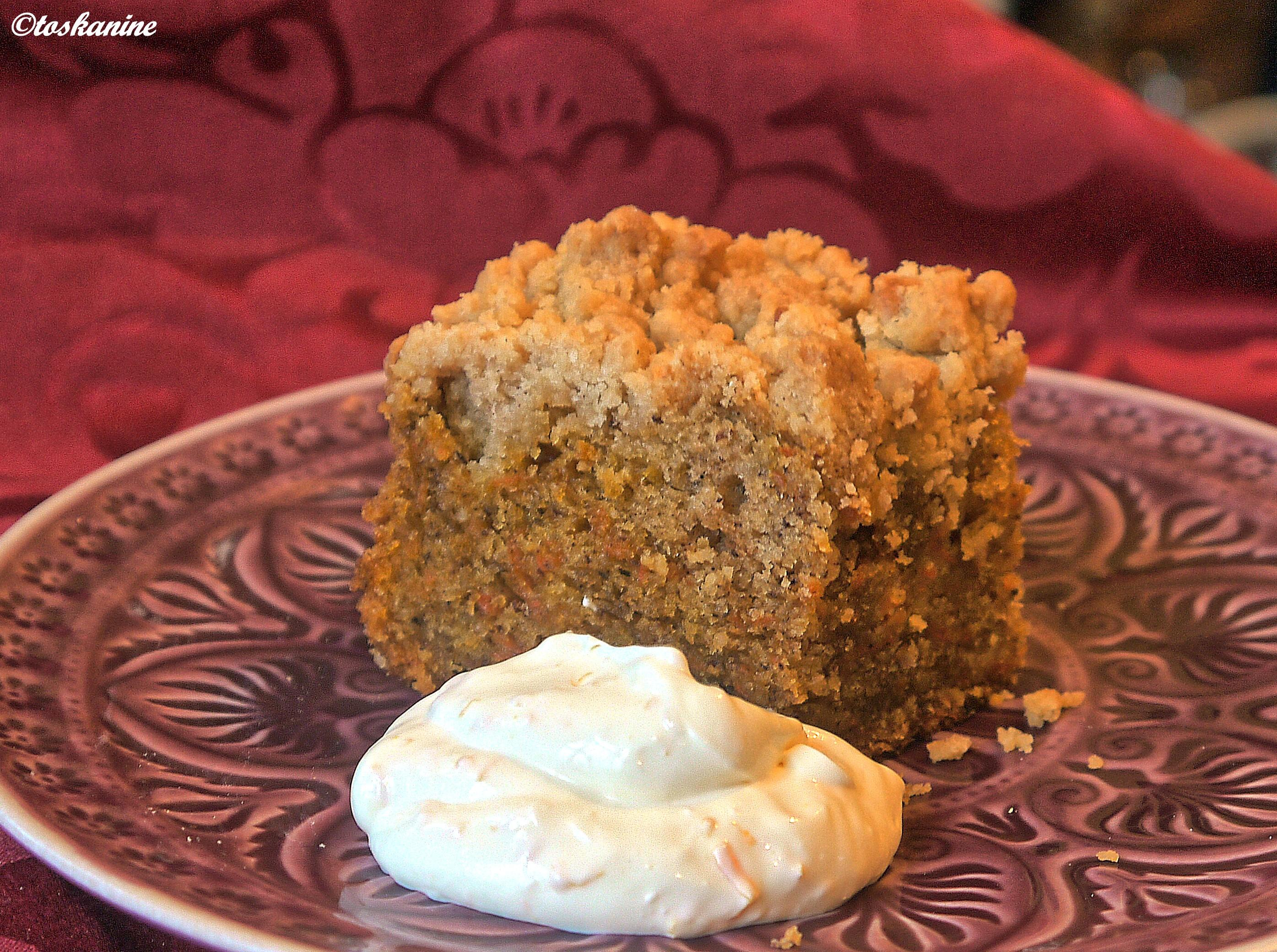 Möhren-Streuselkuchen mit Orangenschmand - Rezept von toskanine