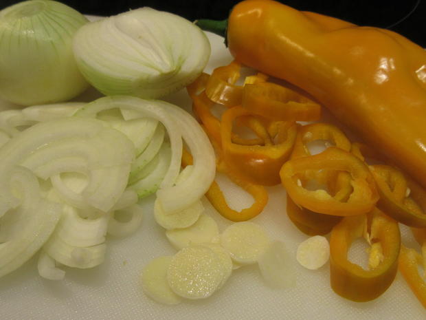Geflügel: Puten-Geschnetzeltes &amp;quot;Gyros-Art&amp;quot; aus dem Römertopf - Rezept ...