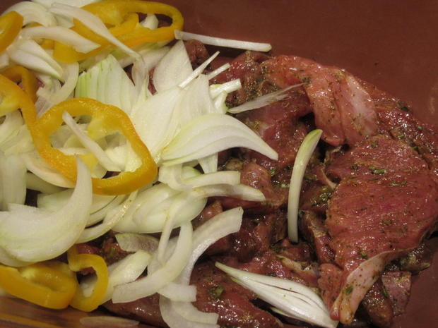 Geflügel: Puten-Geschnetzeltes &amp;quot;Gyros-Art&amp;quot; aus dem Römertopf - Rezept ...