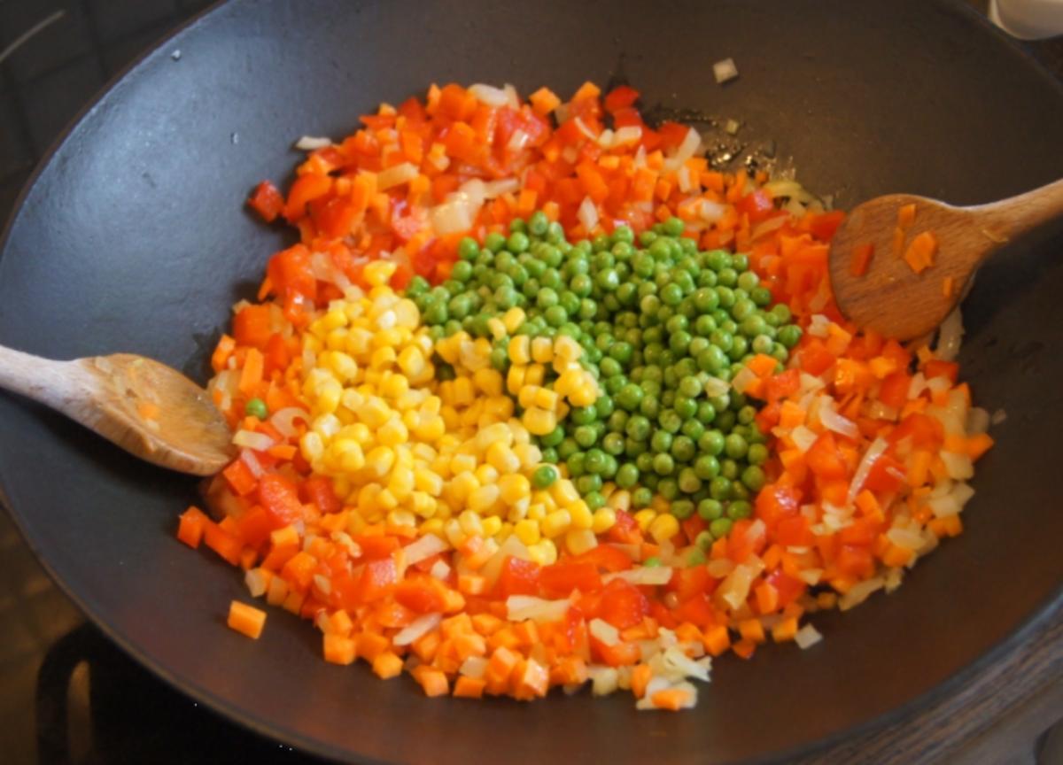 Gebratener Reis mit Gemüse, Ei und Hähnchenfleisch - Rezept - Bild Nr. 5407