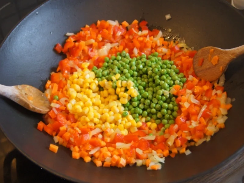 Gebratener Reis mit Gemüse, Ei und Hähnchenfleisch - Rezept - Bild Nr. 5407