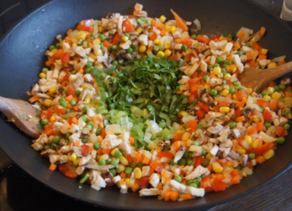 Gebratener Reis mit Gemüse, Ei und Hähnchenfleisch - Rezept - Bild Nr. 5410