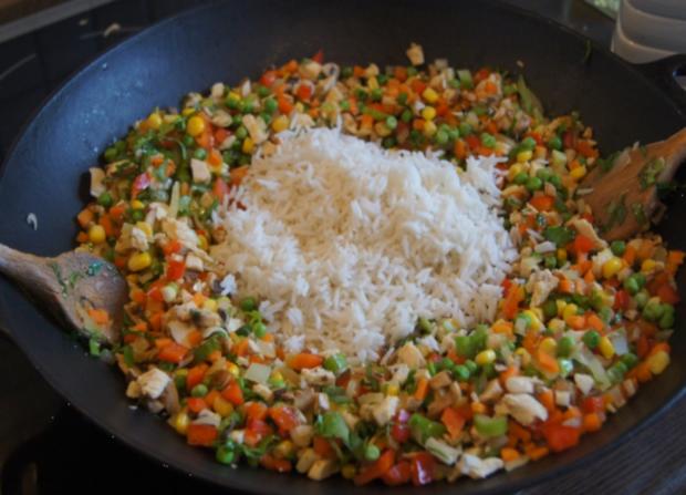 Gebratener Reis mit Gemüse, Ei und Hähnchenfleisch - Rezept - kochbar.de
