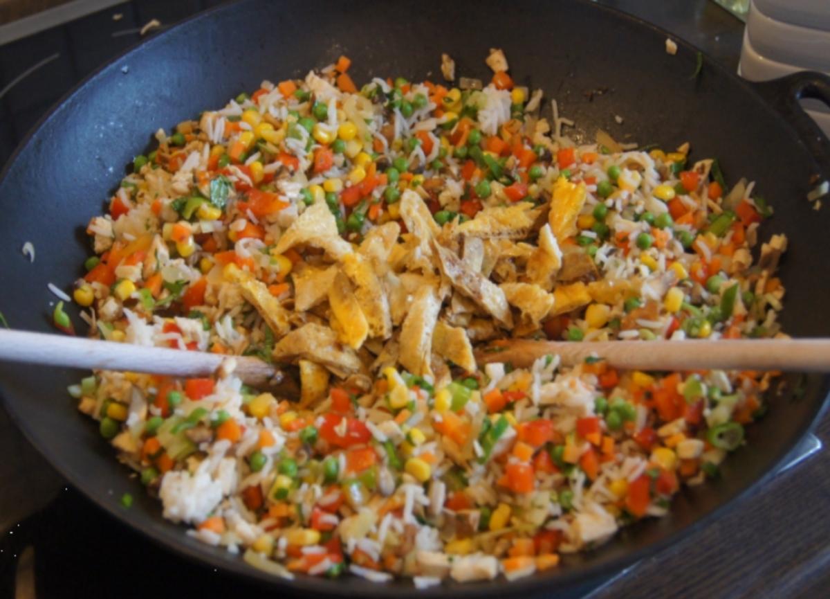 Gebratener Reis mit Gemüse, Ei und Hähnchenfleisch - Rezept - Bild Nr. 5412