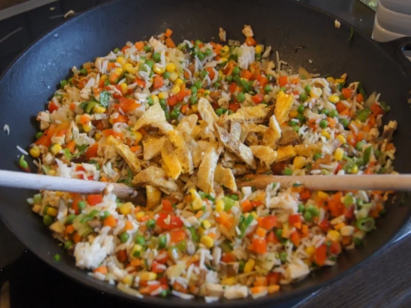 Gebratener Reis mit Gemüse, Ei und Hähnchenfleisch - Rezept - Bild Nr. 5412