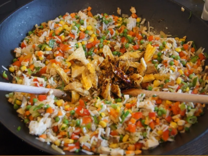 Gebratener Reis mit Gemüse, Ei und Hähnchenfleisch - Rezept - Bild Nr. 5413