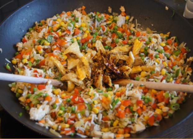 Gebratener Reis mit Gemüse, Ei und Hähnchenfleisch - Rezept - kochbar.de