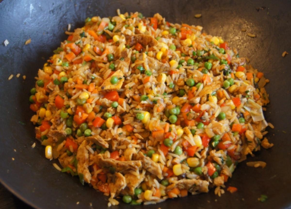 Gebratener Reis mit Gemüse, Ei und Hähnchenfleisch - Rezept - Bild Nr. 5414