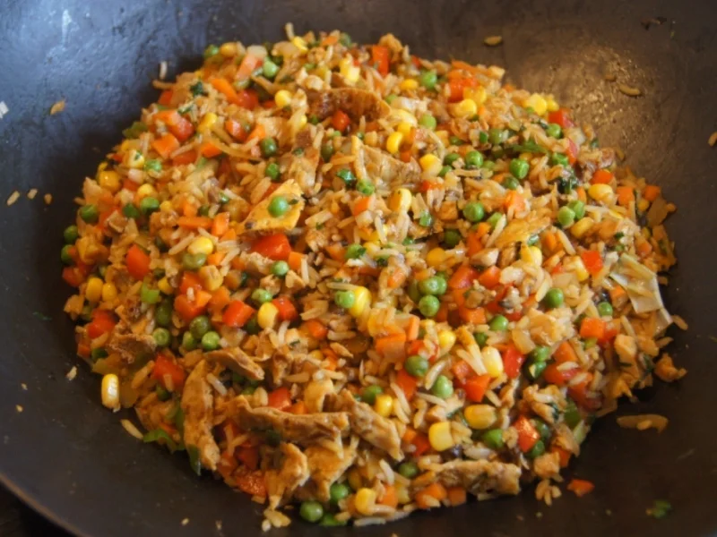 Gebratener Reis mit Gemüse, Ei und Hähnchenfleisch - Rezept - Bild Nr. 5414