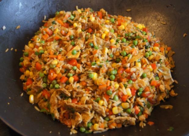 Gebratener Reis mit Gemüse, Ei und Hähnchenfleisch - Rezept - kochbar.de