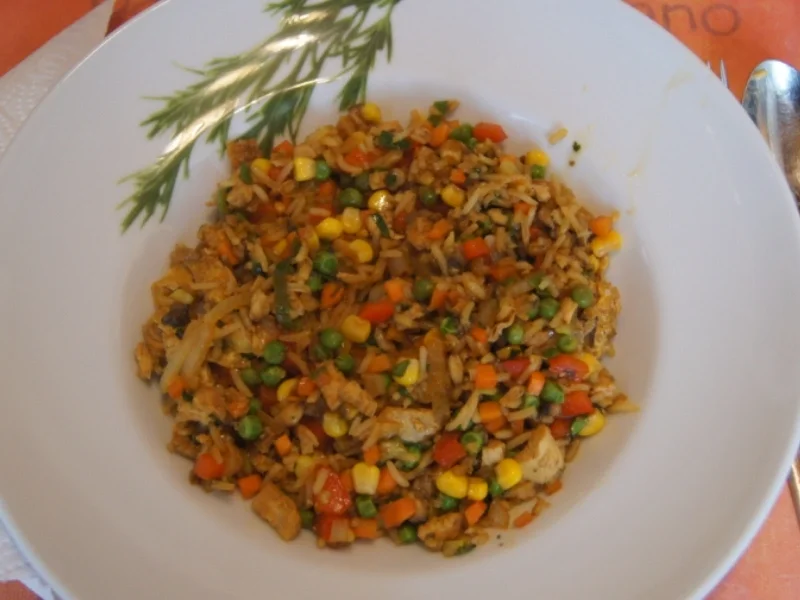 Gebratener Reis mit Gemüse, Ei und Hähnchenfleisch - Rezept - Bild Nr. 5415