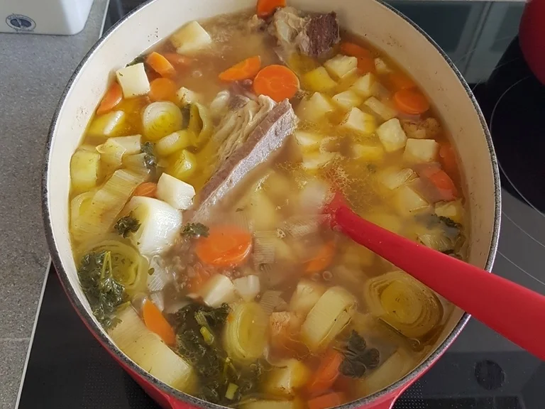 Rezept: Rindfleischsuppe mit viel Fleisch und schönen Gewürzen Bild Nr. 5399 Rindfleischsuppe mit viel Fleisch und schönen Gewürzen - Rezept - Bild Nr. 5399