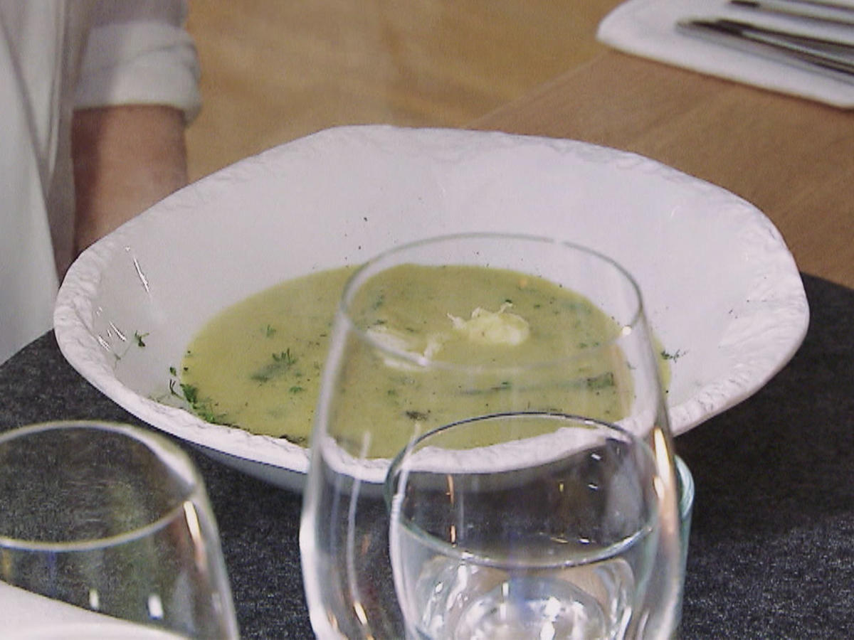Grüne Spargelcremesuppe mit Spargelspitzen und pochierten Wachteleiern
- Rezept von Das perfekte Dinner