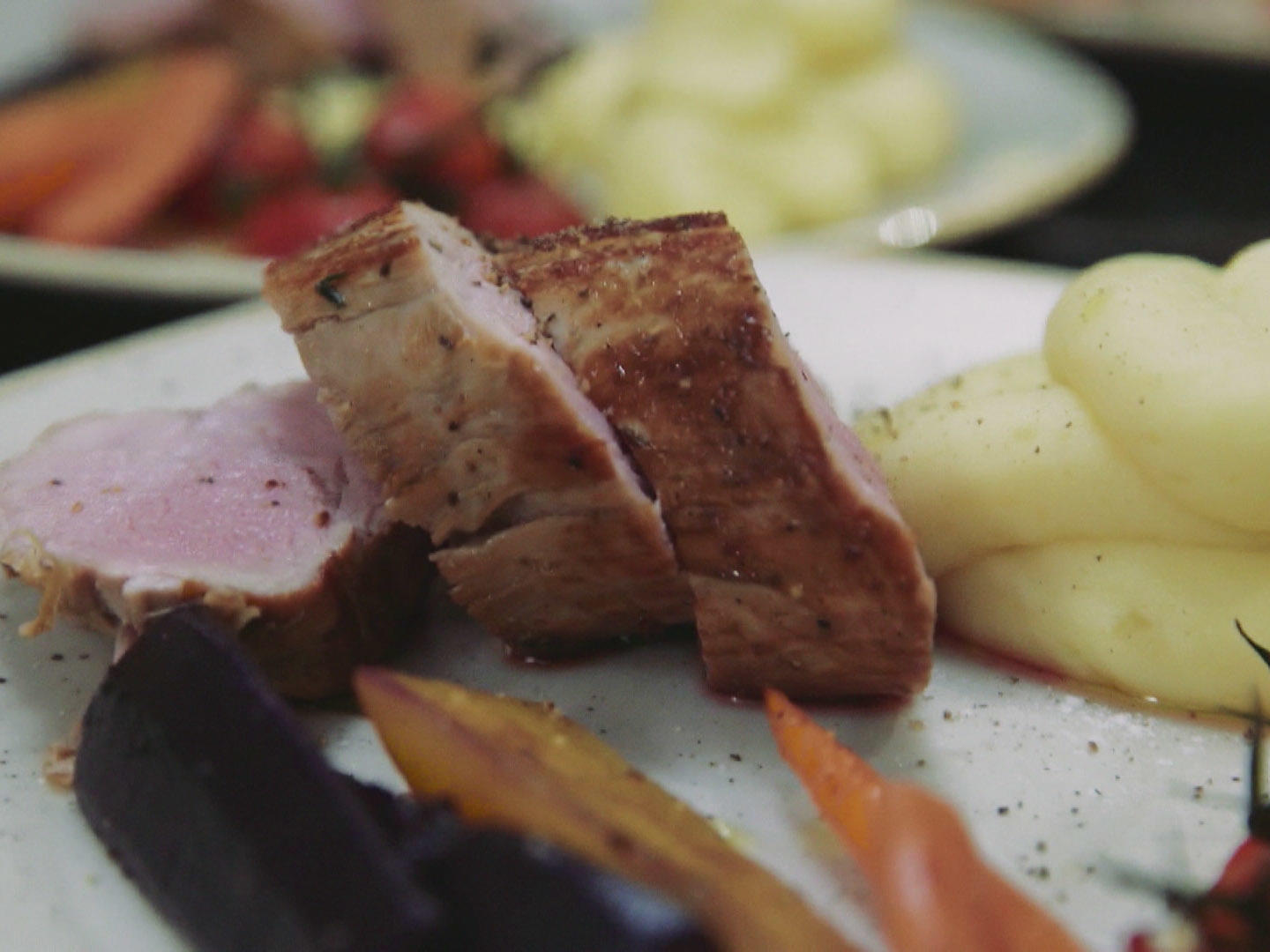 Bilder für Schweinefilet in Kräutermantel an (Wasabi-)Kartoffelpüree und Frühlingsgemüse - Rezept